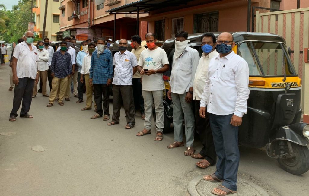 सांगवीतील रिक्षा चालकांना जीवनावश्यक किराणा वस्तूंच्या किटचे वाटप .