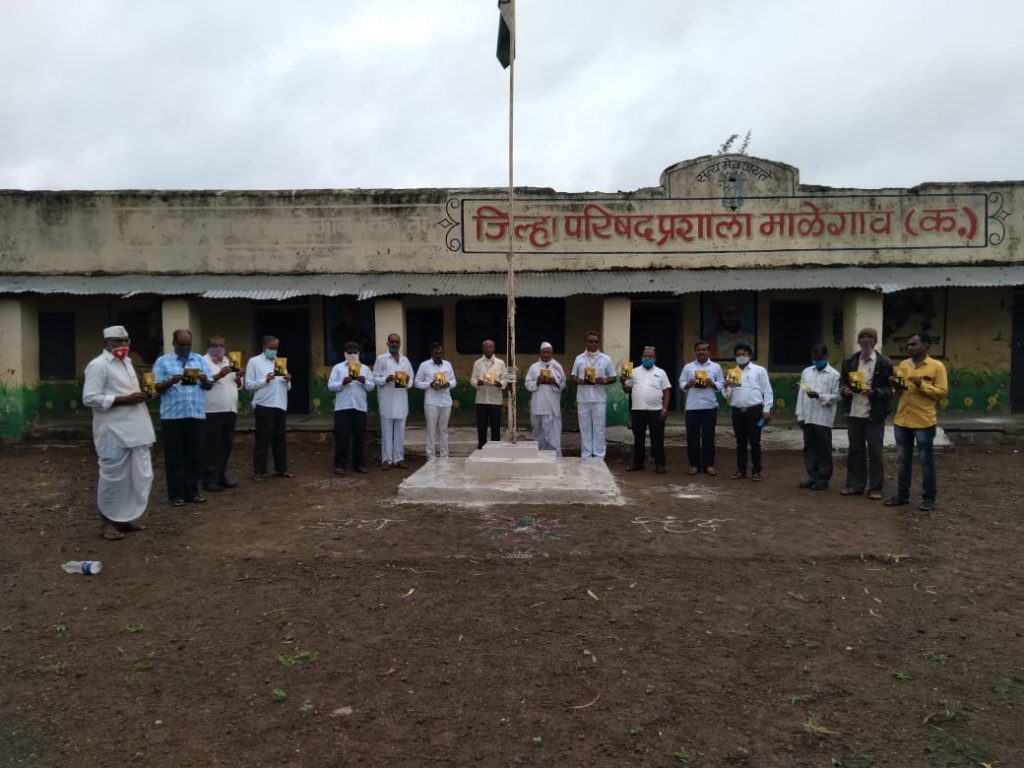 स्वातंत्र्य दिनानिमित्ताने ‘वडील’ या पुस्तकाचे शाळेत मोफत वाटप.
