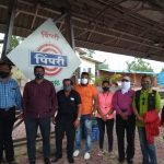 सामाजिक बांधिलकीतून शारीरिक शिक्षकांकडून फळवाटप व अन्नदान.