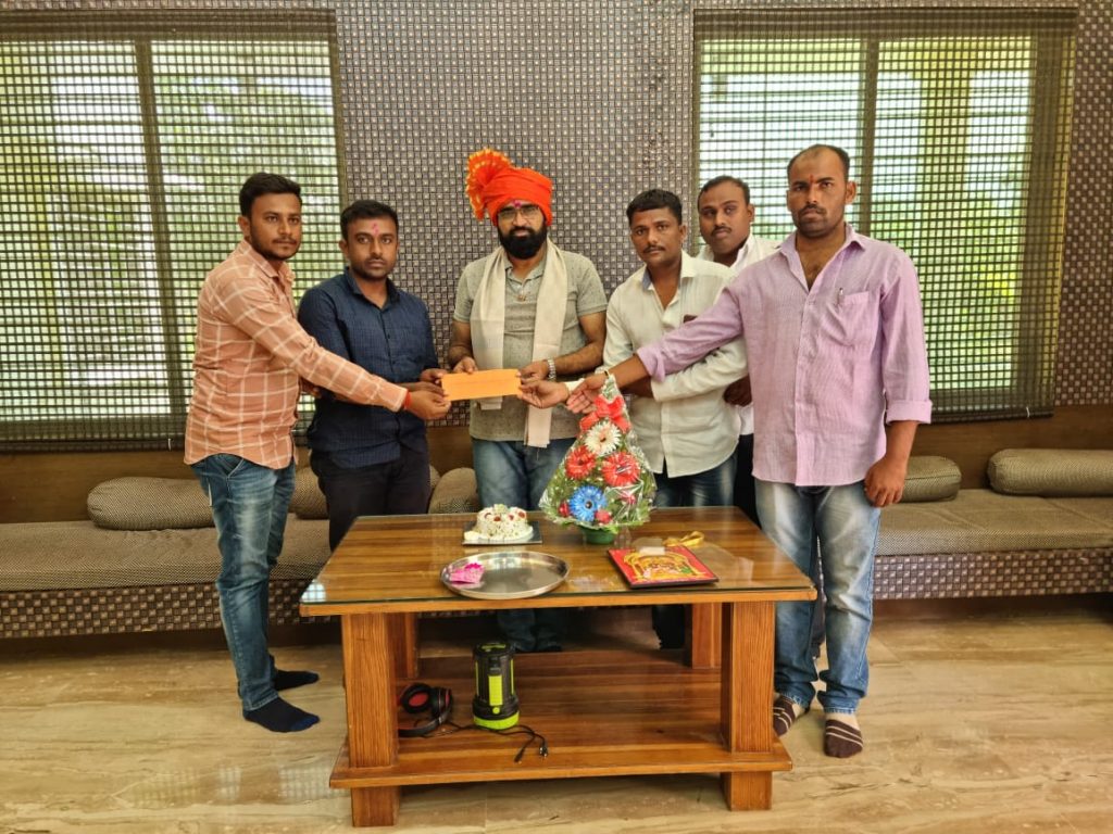 अरुण पवार यांच्या वाढदिवसाचा अनावश्यक खर्च टाळून विविध संस्थांना आर्थिक मदत.