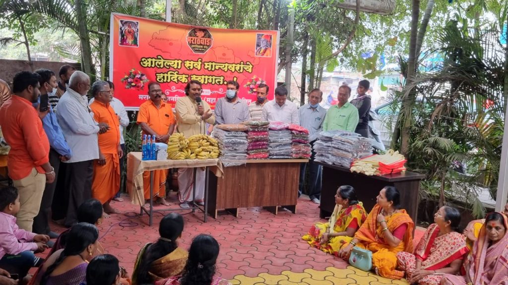 अलिबाग ते नारायणपूर पायी दिंडी सोहळ्यातील भाविकांना मराठवाडा जनविकास संघातर्फे स्वेटर वाटप.