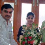 शामभाऊ जगताप यांची हर्षदा तळपेच्या पाठीवर शाबासकीची थाप.