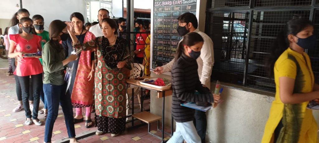 भारतीय विद्यानिकेतनमध्ये गुलाबपुष्प व पेन देऊन दहावीच्या विद्यार्थ्यांना शुभेच्छा