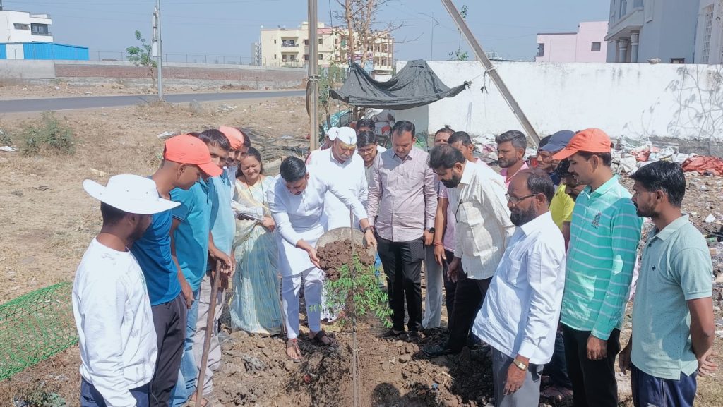 वृक्षदायी प्रतिष्ठान व देहुगाव नगरपंचायत आणि मराठवाडा जनविकास संघ तर्फे गुढीपाडव्यानिमित्त कडुनिंबाचे रोपण .
