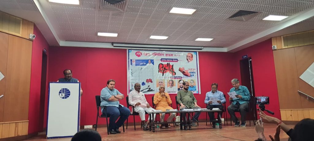 सत्य परेशान हो सकता है, पराजित नही उपराकार लक्ष्मण माने यांच्या ‘किटाळ’ पुस्तकाचे प्रकाशन.