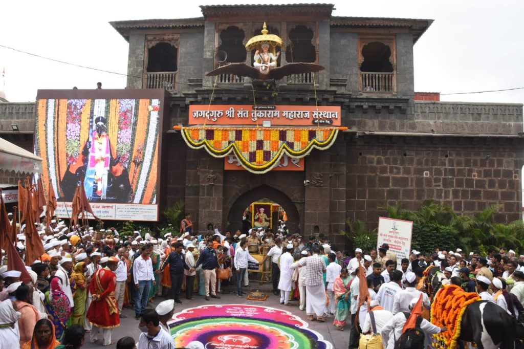 टाळ-मृदंगाच्या गजरात तुकाराम महाराज पालखीचे प्रस्थान