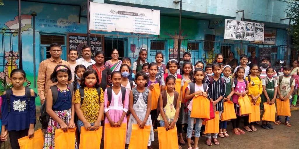 सांगवी परिसर महेश मंडळाच्यावतीने विद्यार्थ्यांना शैक्षणिक साहित्याचे वाटप.