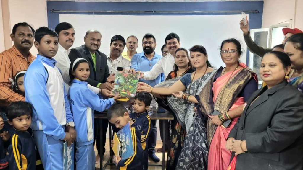 अजित गव्हाने यांच्या वाढदिवसानिमित्त अरुण पवार यांच्या तर्फे विद्यार्थ्यांना शालेय साहित्य वाटप 