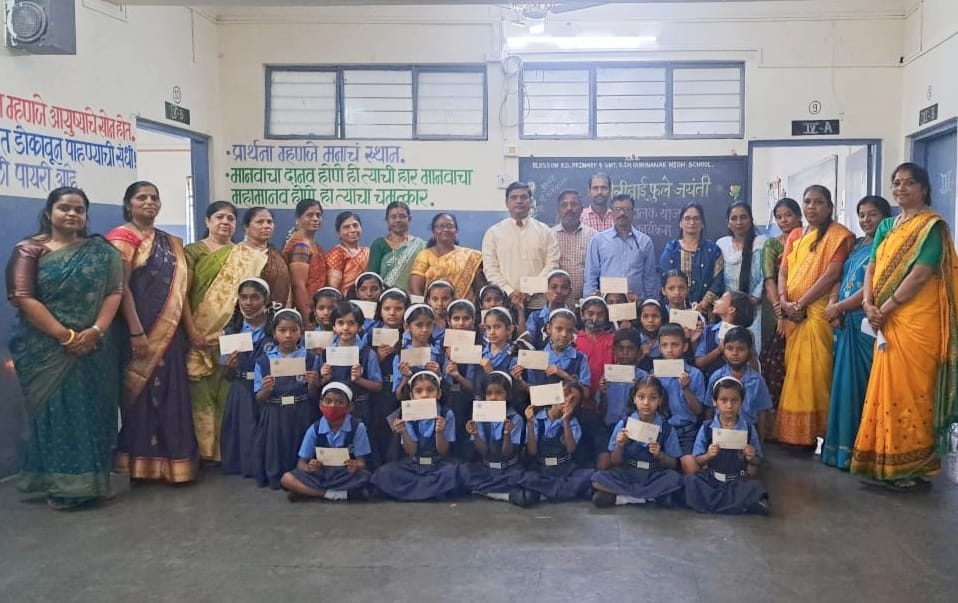 सावित्रीबाई फुले दत्तक पालक योजनेअंतर्गत 32 विद्यार्थ्यांना निधीचे वाटप .