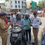 लाक्षणिक हेल्मेट दिवशी प्रबोधन;  पुणेकरांकडून उपक्रमाची प्रशंसा