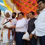 महावितरण कंपनी कडून अल्पोपहार वाटप