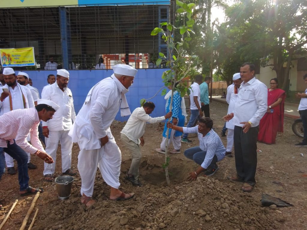 पालखी सोहळयात हरित वारी अभियानाअंतर्गत वृक्षलागवड