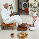 पंढरीची वारी करून परतलेल्या आजोबाची नातवाकडून पाद्यपूजा.