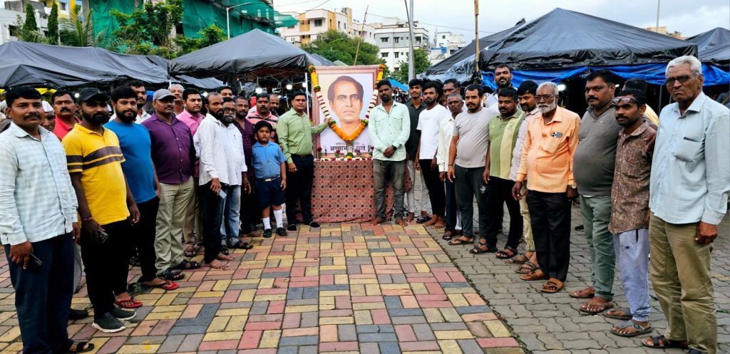 नवी सांगवीतील भाजी मार्केट मध्ये अण्णाभाऊ साठे जयंती साजरी.