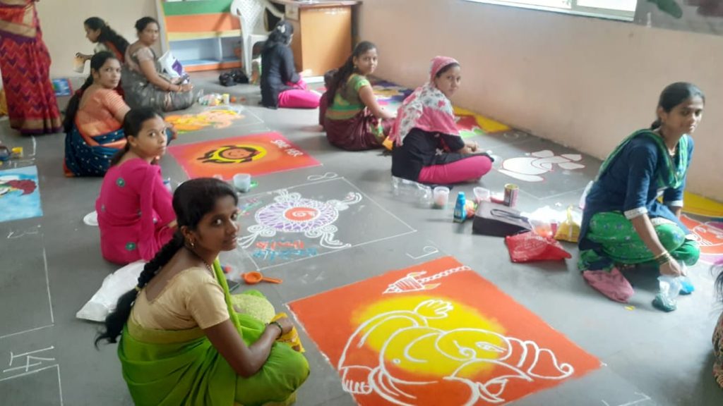 शिशुविहार पूर्व प्राथमिक विद्यालयात . पालकांसाठी रांगोळी उपक्रम घेण्यात आला.