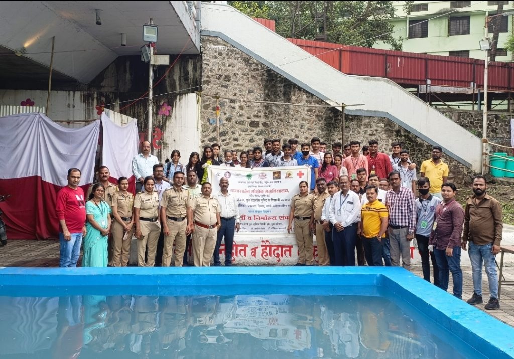 मामासाहेब मोहोळ महाविद्यालयाच्या वतीने गणेश मूर्ती व निर्माल्य संकलन