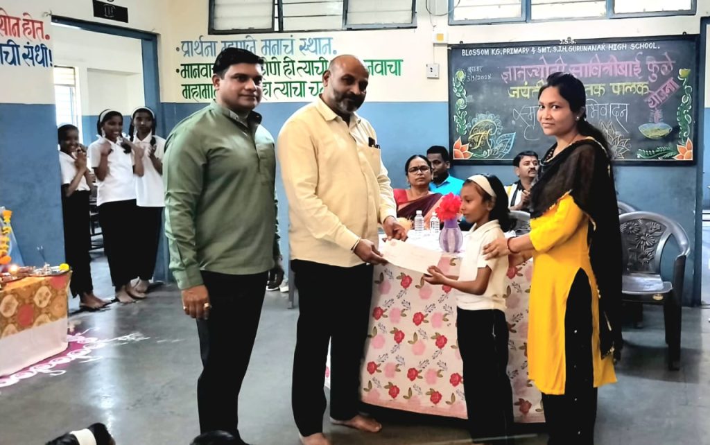 क्रांतिज्योती सावित्रीबाई फुलेजयंती निमित्त “दत्तक पालक” योजनेअंतर्गत विद्यार्थिनींना निधी वाटप.