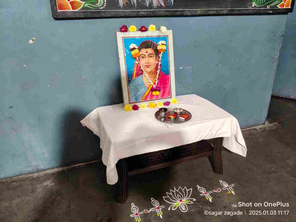 रांगोळीतून अवतरल्या ज्ञानज्योती ; सावित्रीबाई फुले जयंती साजरी