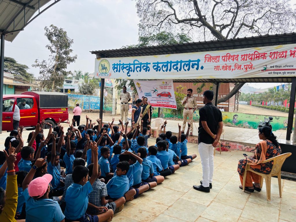 रस्ता सुरक्षा अंतर्गत भोसे येथील शाळेत जनजागृती.